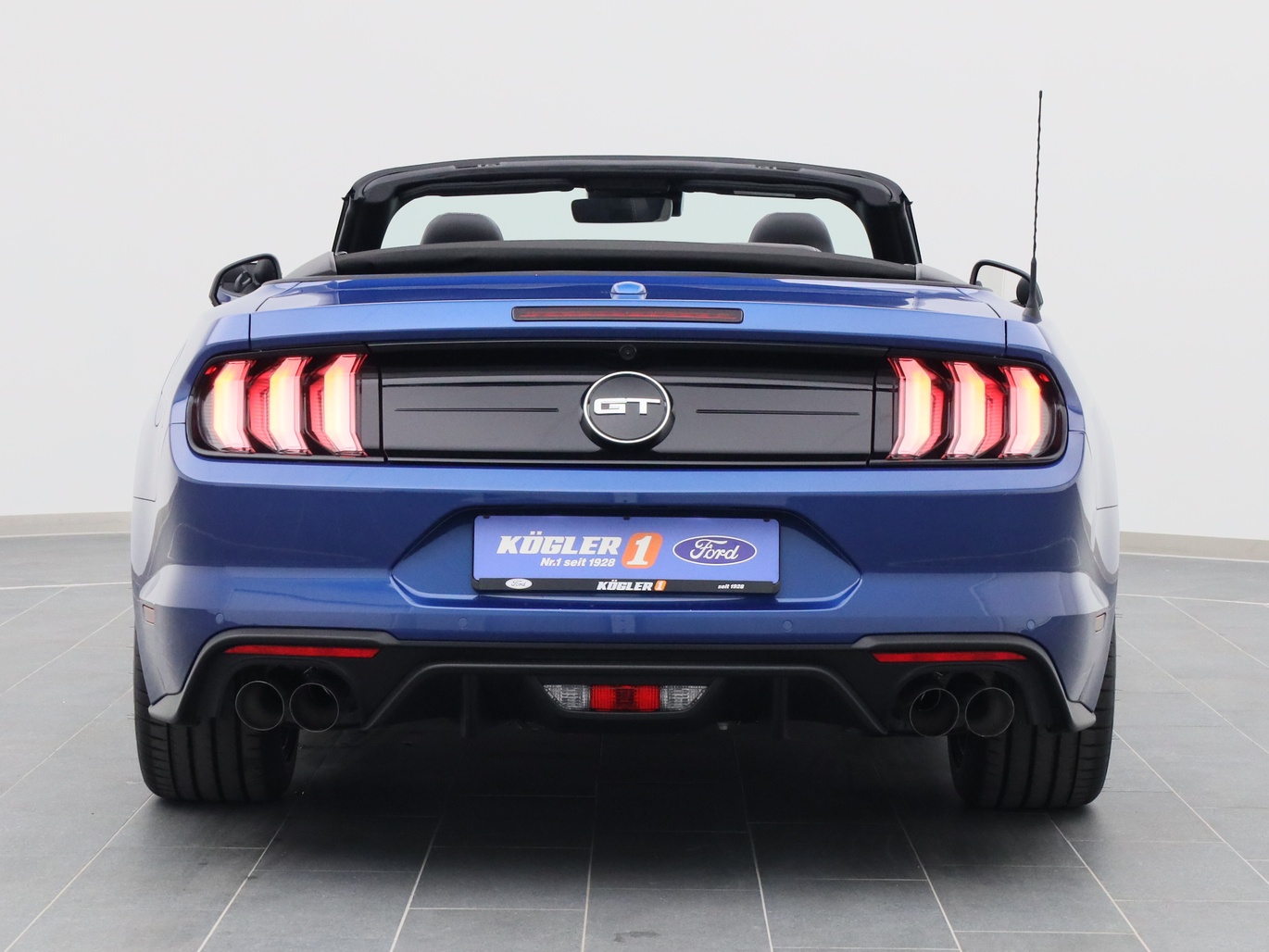 Heckansicht eines Ford Mustang GT Cabrio V8 450PS / Premium 2 / B&O in Atlas Blau 