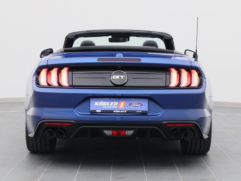 Heckansicht eines Ford Mustang GT Cabrio V8 450PS / Premium 2 / B&O in Atlas Blau 