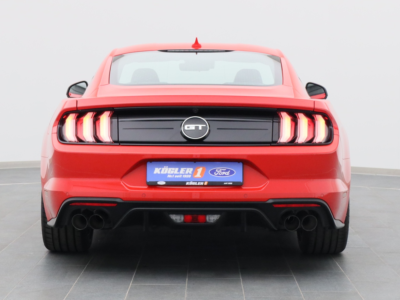 Heckansicht eines Ford Mustang GT Coupé V8 450PS / Premium 2 in Race-rot 
