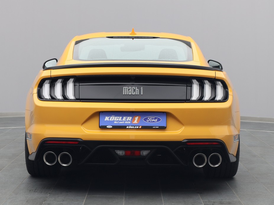 Heckansicht eines Ford Mustang Mach1 V8 460PS Aut. / Alu Y-Design in Cyber Orange 