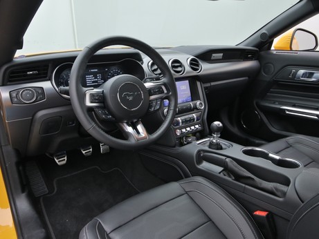Armaturenbrett eines Ford Mustang GT Coupé V8 450PS / Premium 2 / Magne in Cyber Orange 