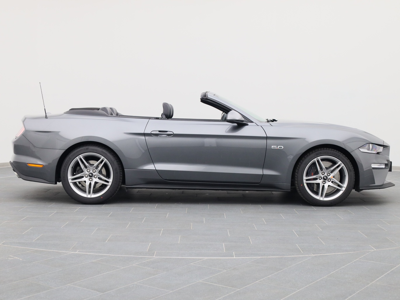  Ford Mustang GT Cabrio V8 450PS / Premium 4 in Carbonized Gray von Rechts