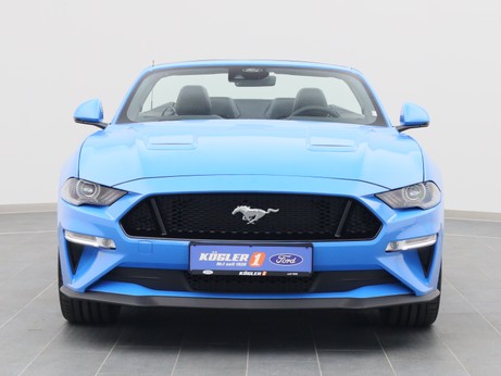Frontansicht eines Ford Mustang GT Cabrio V8 450PS / Premium 2 in Grabber Blue 