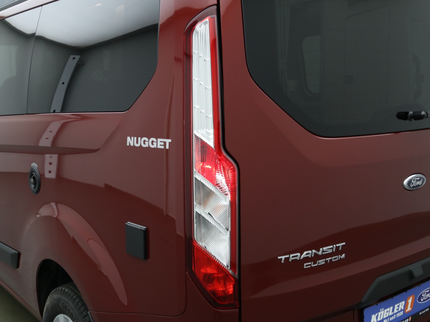  Ford Transit Nugget Aufstelldach 185PS Aut. in Dunkel Karmin Rot 