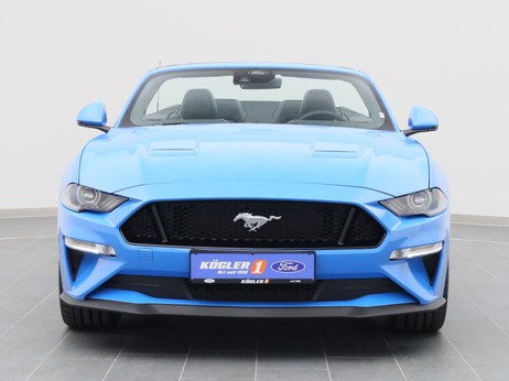 Frontansicht eines Ford Mustang GT Cabrio V8 450PS Aut. / Premium 2 in Grabber Blue 