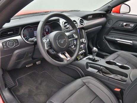 Armaturenbrett eines Ford Mustang GT Coupé V8 450PS Aut / Premium 2 in Race-rot 
