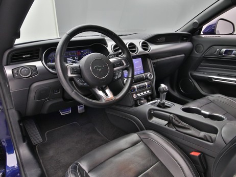 Armaturenbrett eines Ford Mustang GT Coupé V8 450PS Aut. / Premium-Paket 2 in Kona Blau 