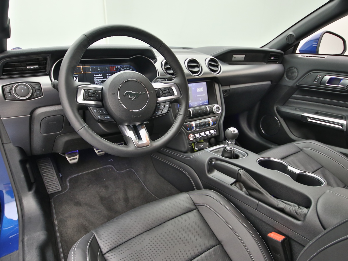 Armaturenbrett eines Ford Mustang GT Cabrio V8 450PS / Premium 2 / B&O in Atlas Blau 