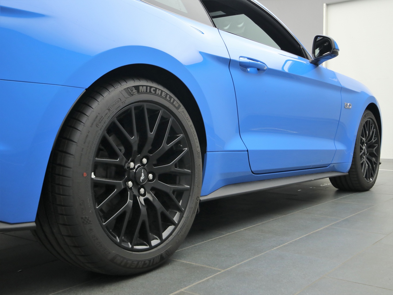  Ford Mustang GT Coupé V8 450PS / Premium 2 in Grabber Blue 