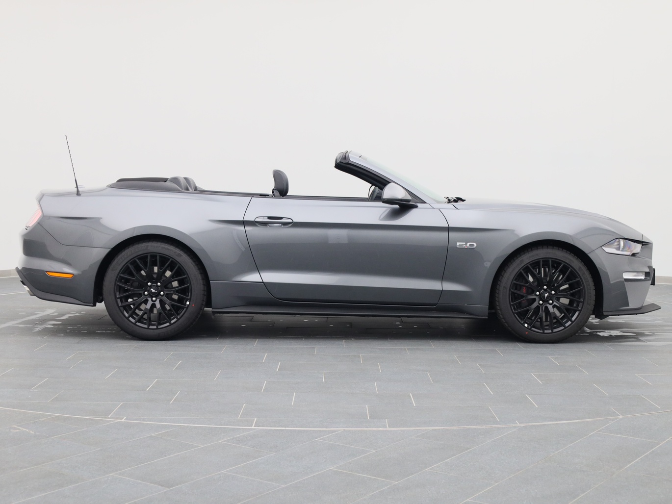  Ford Mustang GT Cabrio V8 450PS Aut. / Premium 2 in Carbonized Gray von Rechts