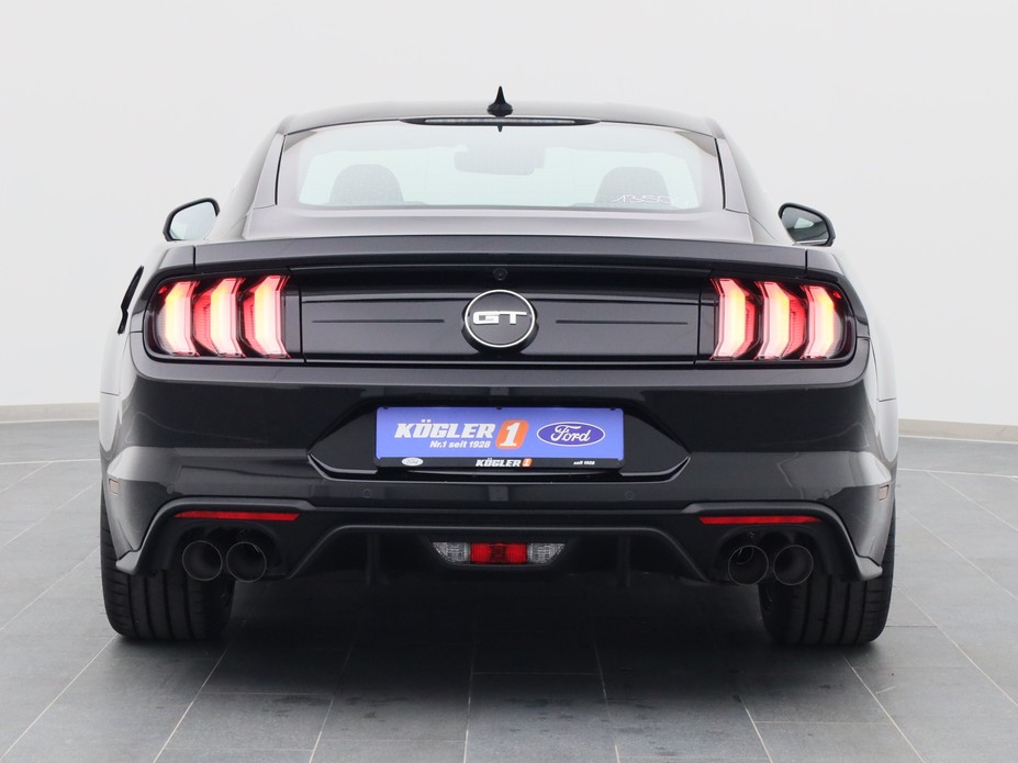 Heckansicht eines Ford Mustang GT Coupé V8 450PS / Premium 3 / B&O in Iridium Schwarz 