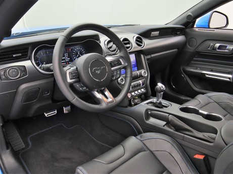 Armaturenbrett eines Ford Mustang GT Coupé V8 450PS / Premium 2 / Recaro in Grabber Blue 