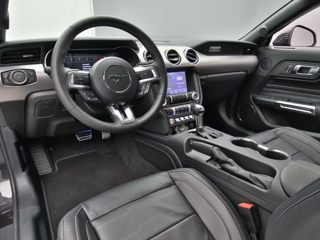 Armaturenbrett eines Ford Mustang GT Cabrio V8 450PS / Premium 2 / Magne in Dark Matter Grey 