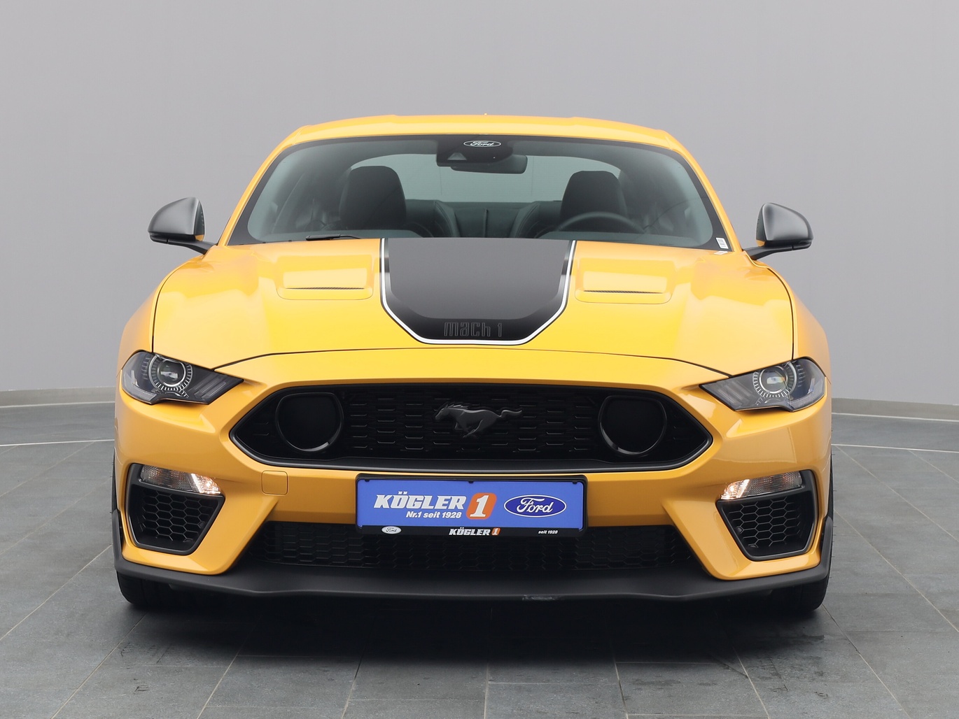 Frontansicht eines Ford Mustang Mach1 V8 460PS Aut. / Alu Y-Design in Cyber Orange 