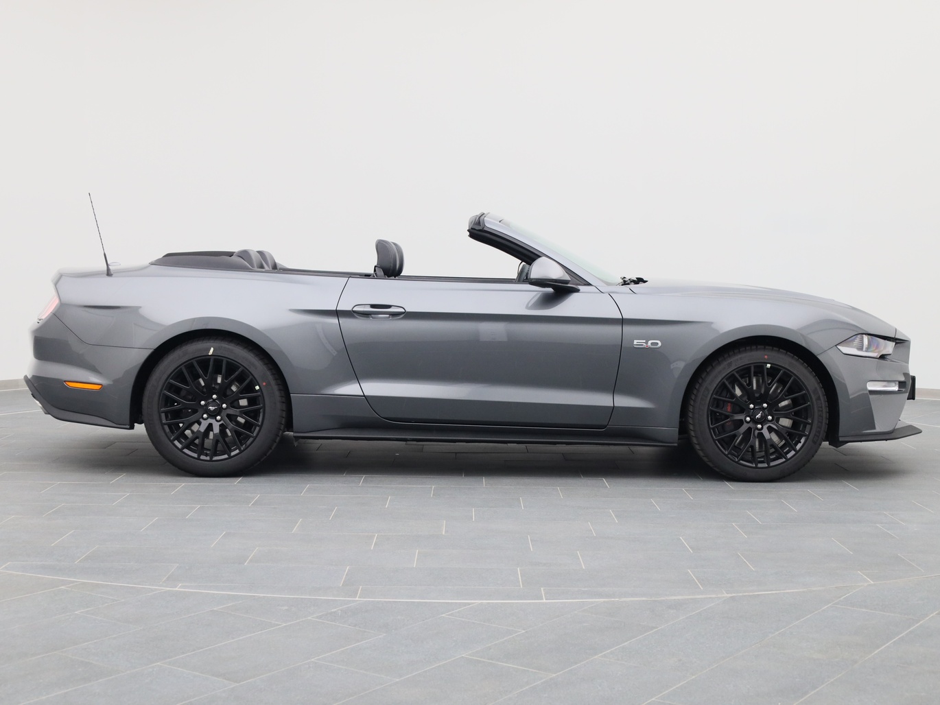  Ford Mustang GT Cabrio V8 450PS / Premium 2 / B&O in Carbonized Gray von Rechts