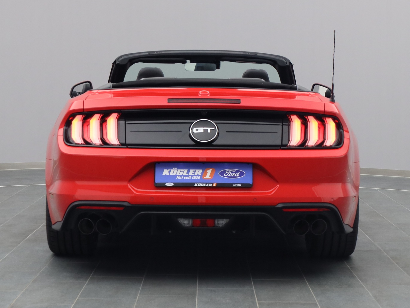 Heckansicht eines Ford Mustang GT Cabrio V8 450PS / Premium 2 / Magne in Race-rot 