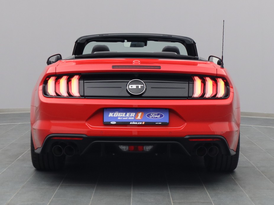Heckansicht eines Ford Mustang GT Cabrio V8 450PS / Premium 2 / Magne in Race-rot 