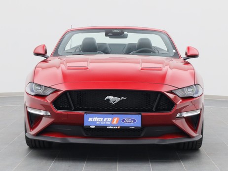 Frontansicht eines Ford Mustang GT Cabrio V8 450PS / Premium 2 / Magne in Lucid Rot 