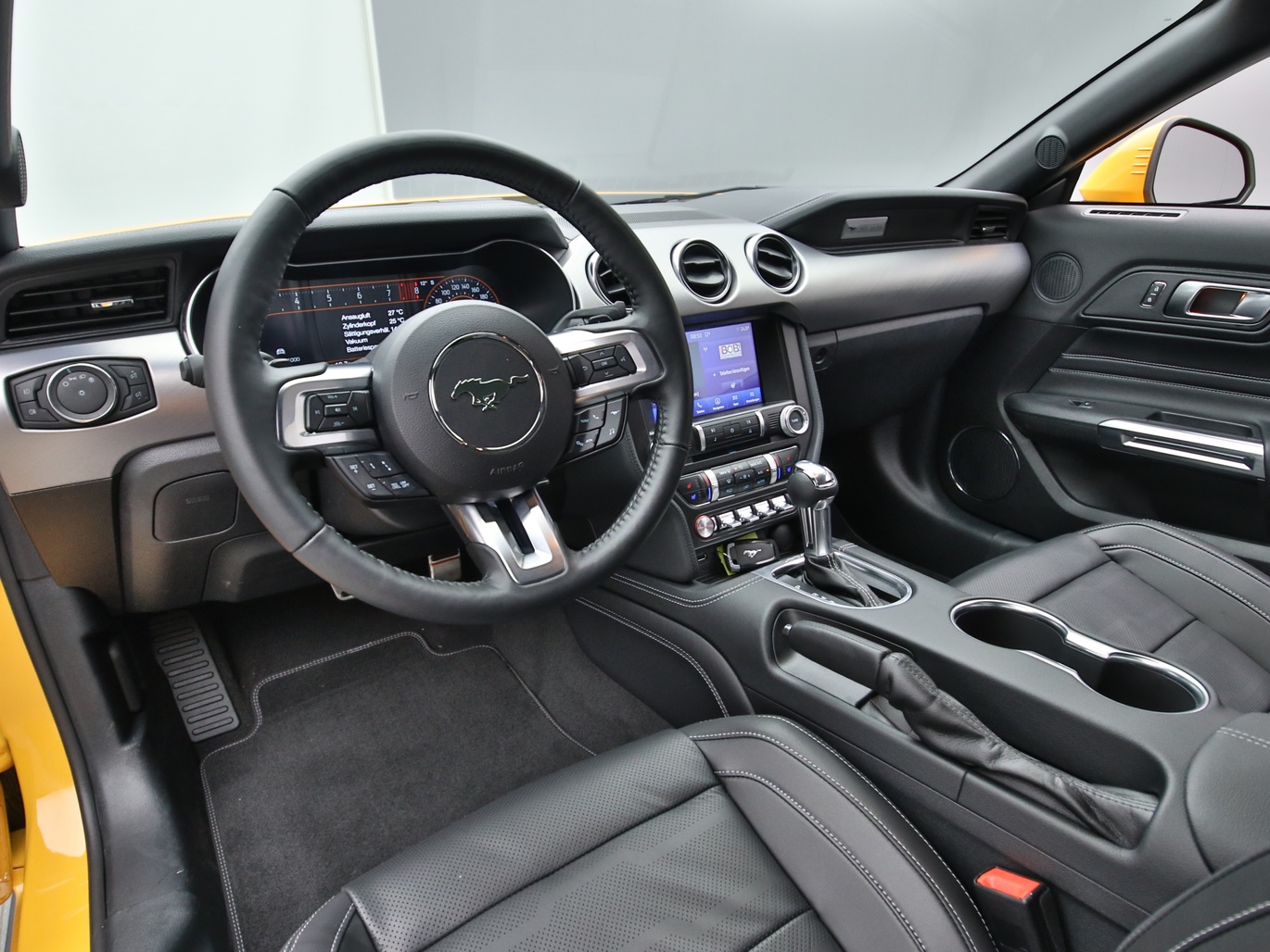 Armaturenbrett eines Ford Mustang GT Cabrio V8 450PS / Premium 2 / Magne in Cyber Orange 