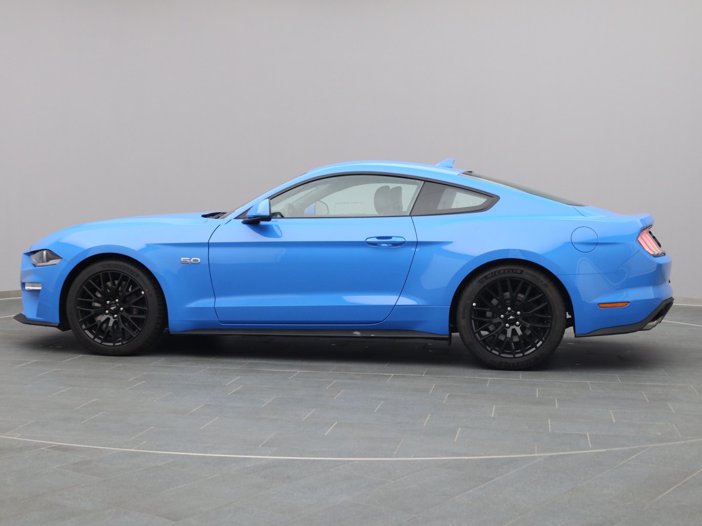  Ford Mustang GT Coupé V8 450PS / Premium 2 in Grabber Blue von Links