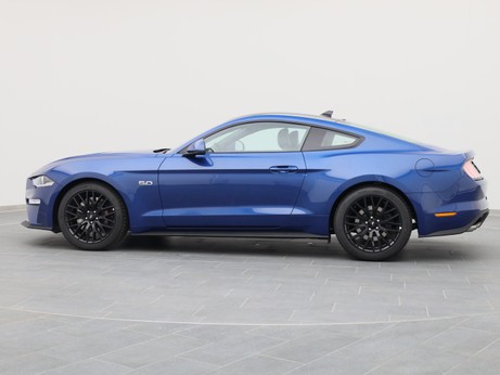  Ford Mustang GT Coupé V8 450PS / Premium 2 / Magne in Atlas Blau von Links