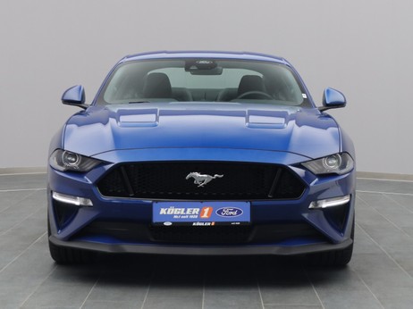 Frontansicht eines Ford Mustang GT Coupé V8 450PS / Premium 2 in Atlas Blau 