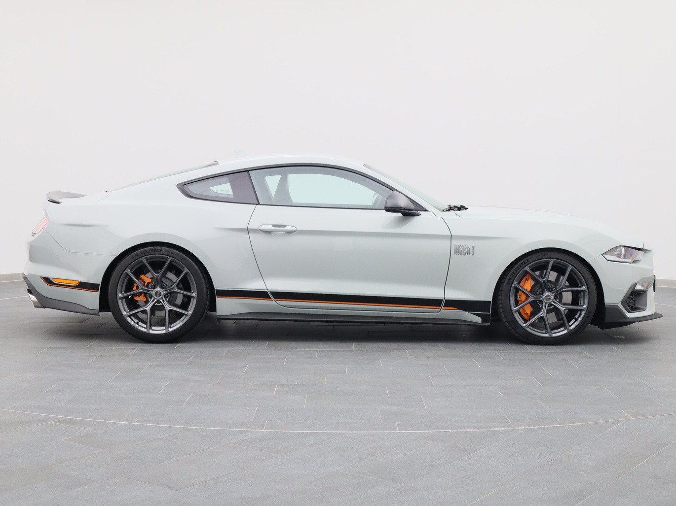  Ford Mustang Customized Mach1 750PS in Fighter Jet Gray von Rechts