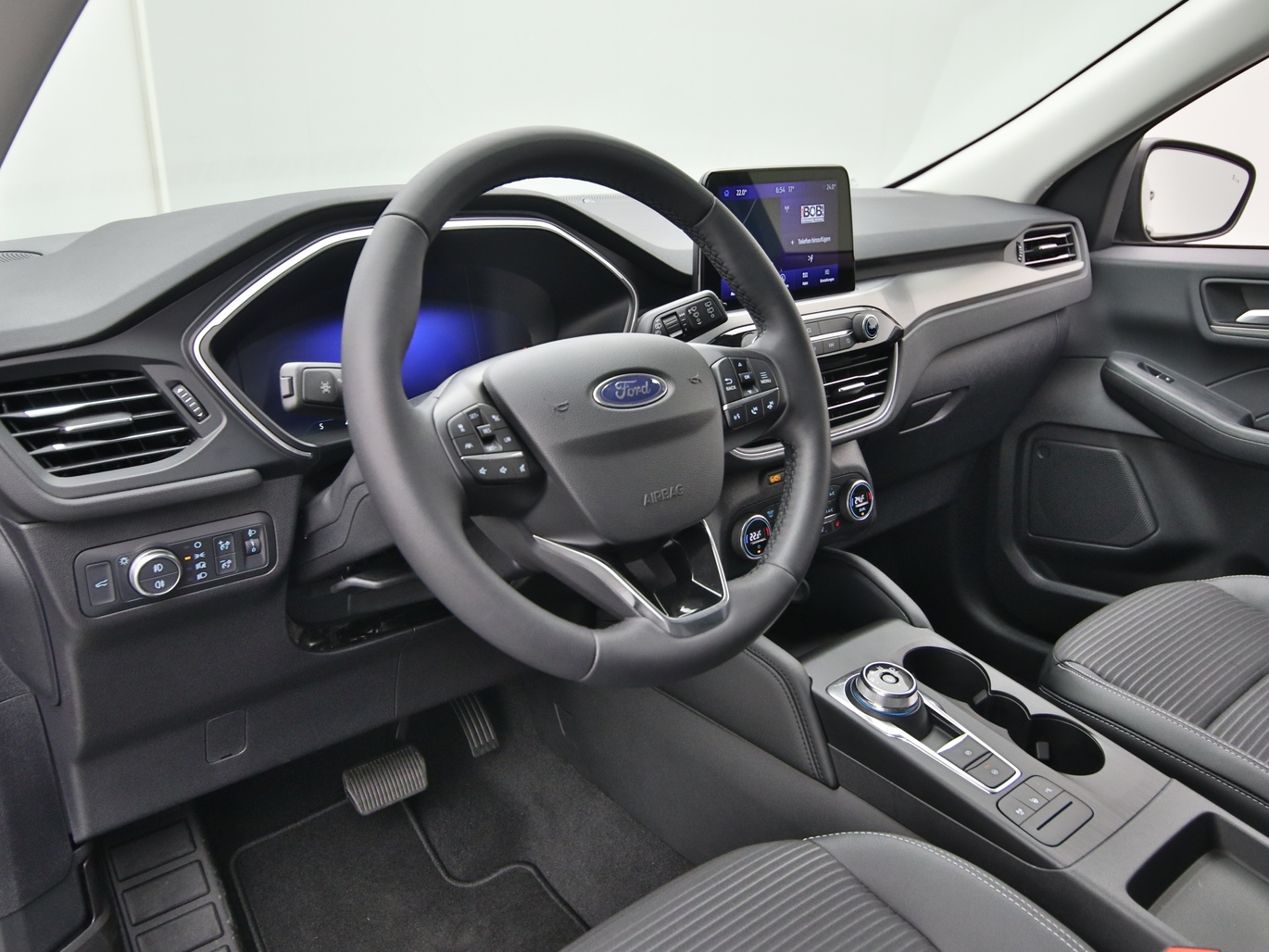 Armaturenbrett eines Ford Kuga Titanium X 190PS Full-Hybrid Aut. 4x4 in Magnetic Grau 