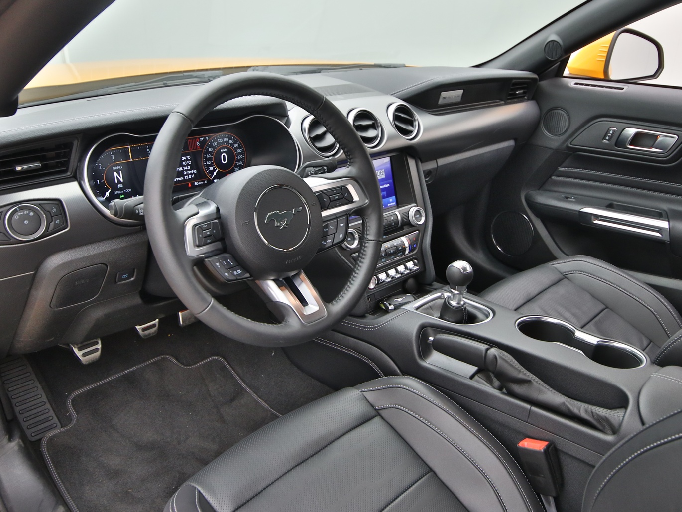 Armaturenbrett eines Ford Mustang GT Cabrio V8 450PS / Premium 2 in Cyber Orange 