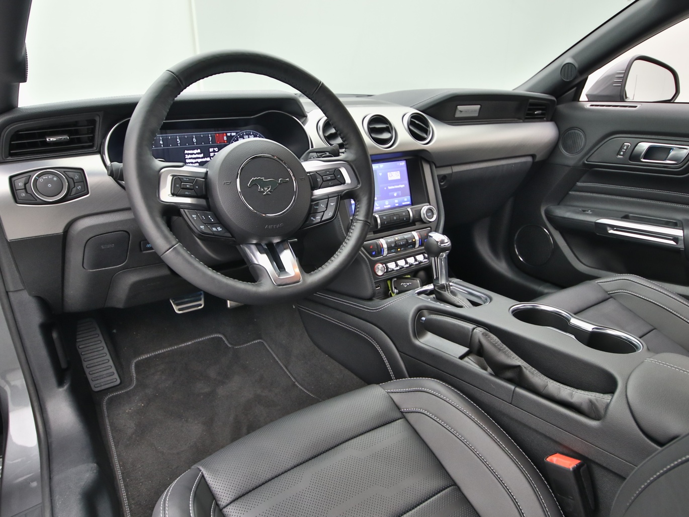 Armaturenbrett eines Ford Mustang GT Cabrio V8 450PS Aut. / Premium 4 in Carbonized Gray 