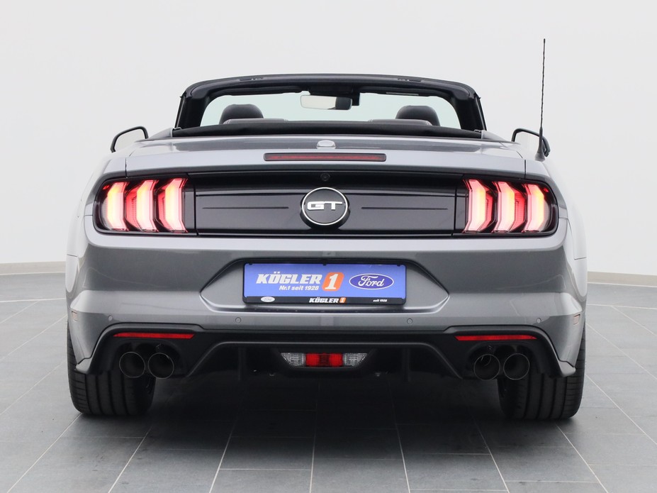 Heckansicht eines Ford Mustang GT Cabrio V8 450PS / Premium 2 in Carbonized Gray 