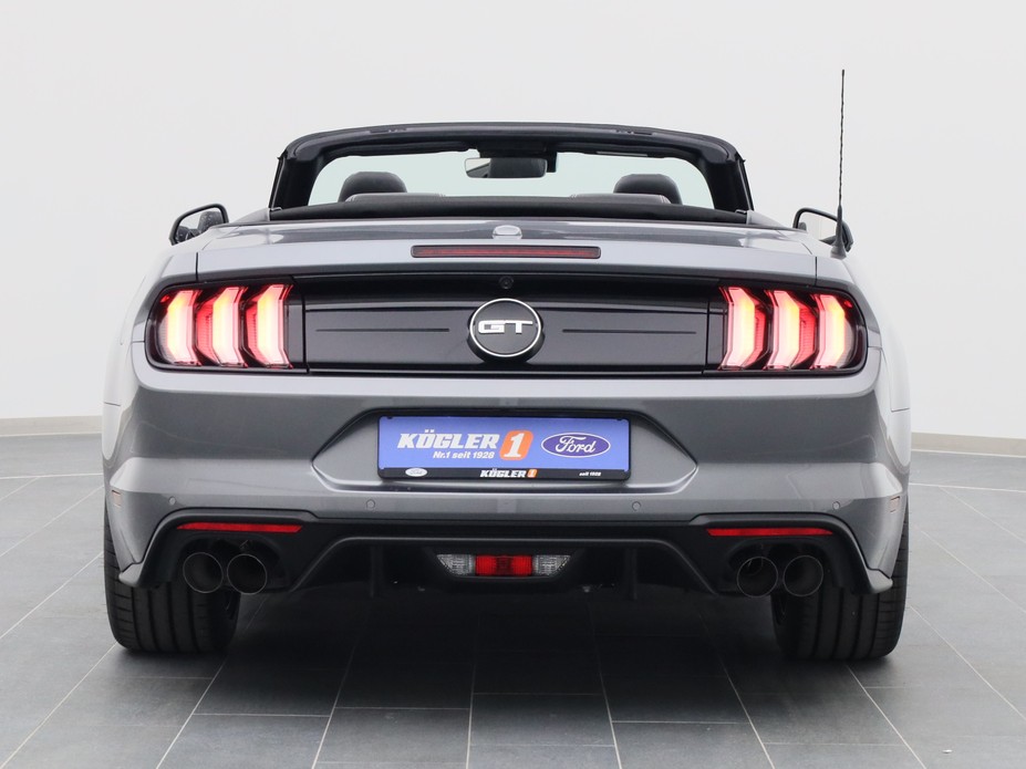 Heckansicht eines Ford Mustang GT Cabrio V8 450PS / Premium 2 / B&O in Carbonized Gray 