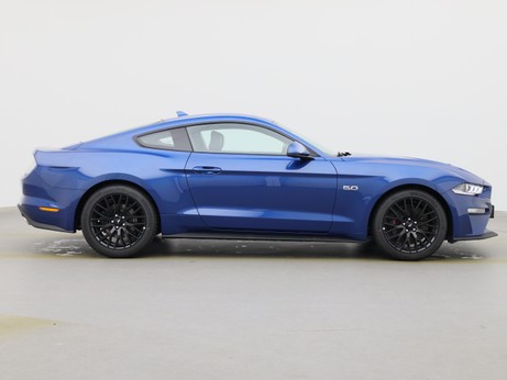  Ford Mustang GT Coupé V8 450PS / Premium 2 / B&O in Atlas Blau von Rechts