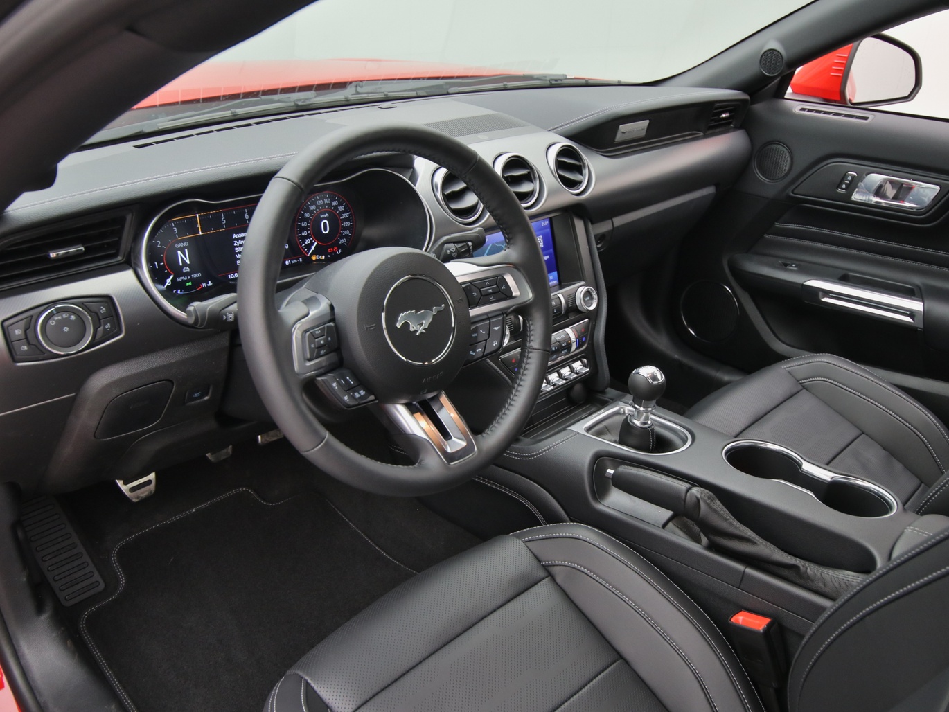 Armaturenbrett eines Ford Mustang GT Coupé V8 450PS / Premium 2 / B&O in Race-rot 