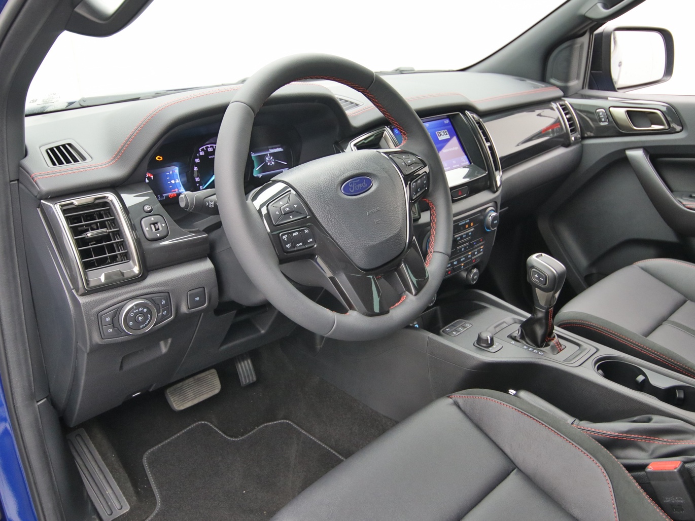 Armaturenbrett eines Ford Ranger DoKa Stormtrak 213PS Aut. / PDC / Klima in Saphir Blau 