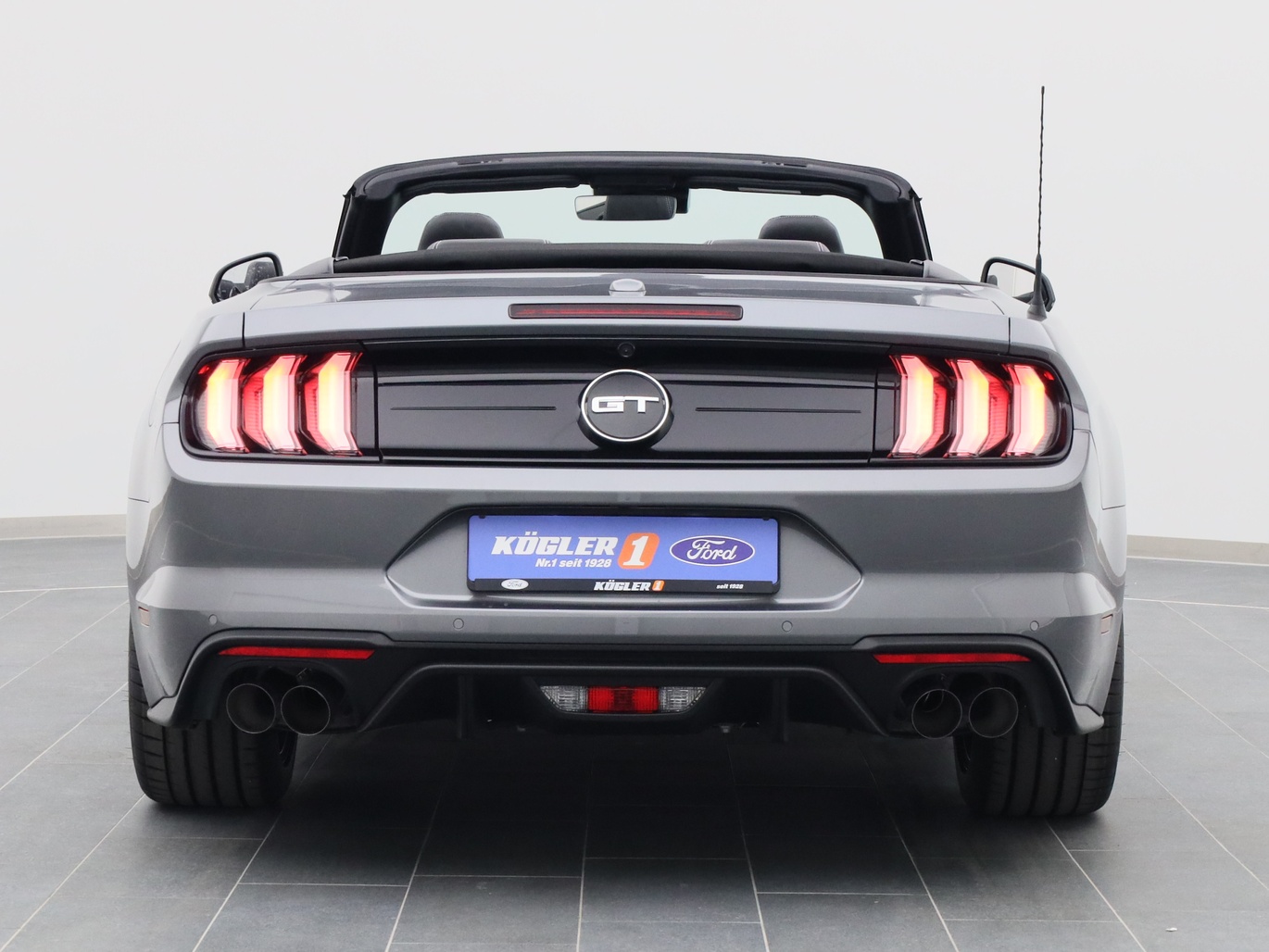 Heckansicht eines Ford Mustang GT Cabrio V8 450PS / Premium 2 in Carbonized Gray 