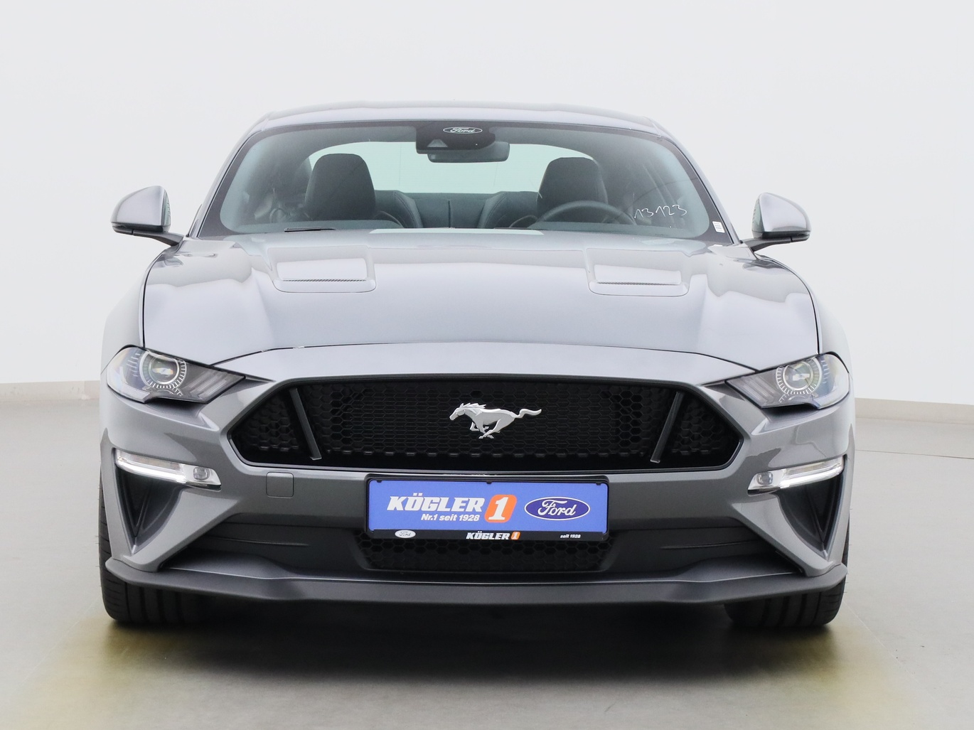 Frontansicht eines Ford Mustang GT Coupé V8 450PS / Premium 2 / Magne in Carbonized Gray 