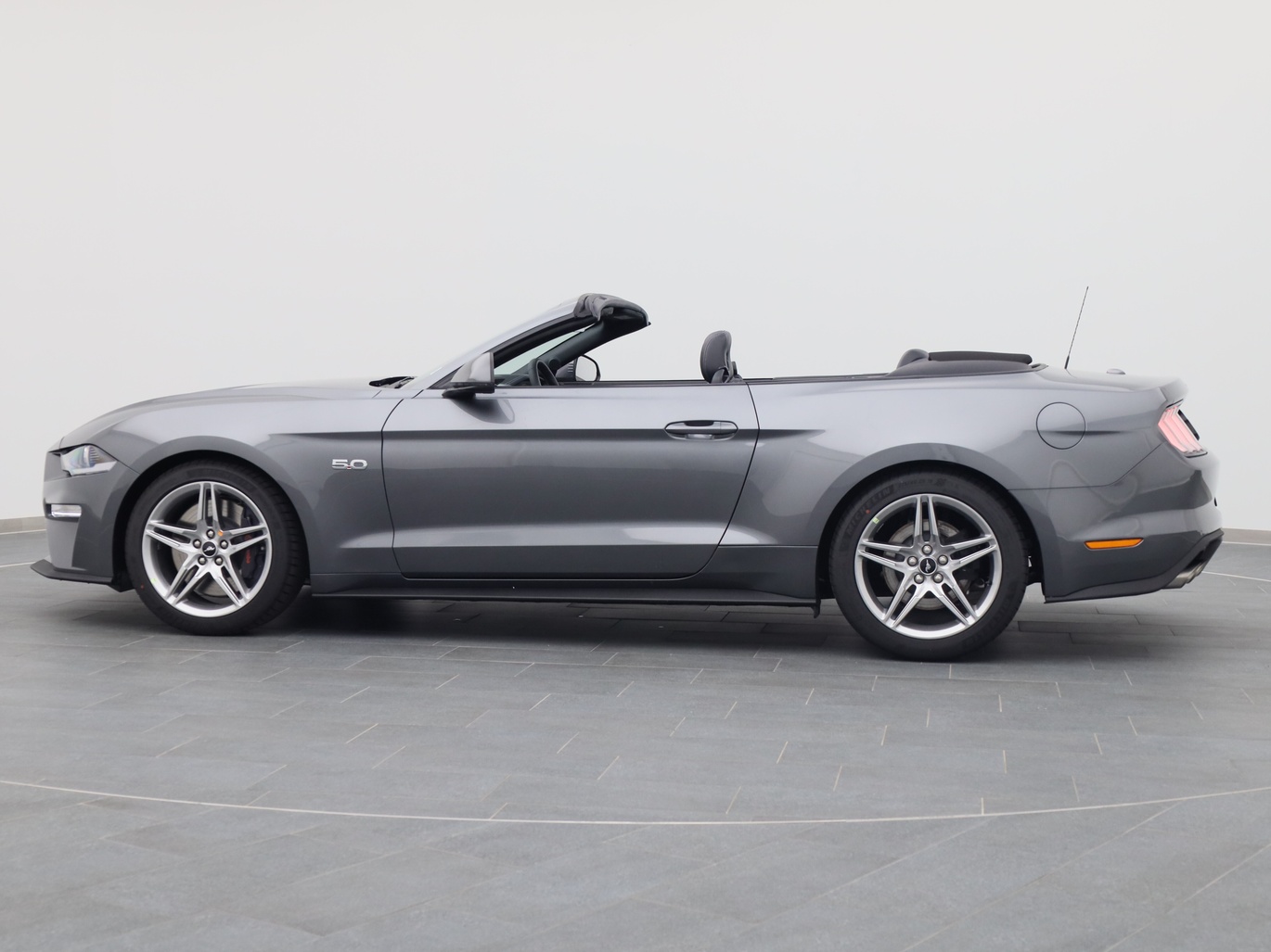  Ford Mustang GT Cabrio V8 450PS / Premium 4 / Magne in Carbonized Gray von Links