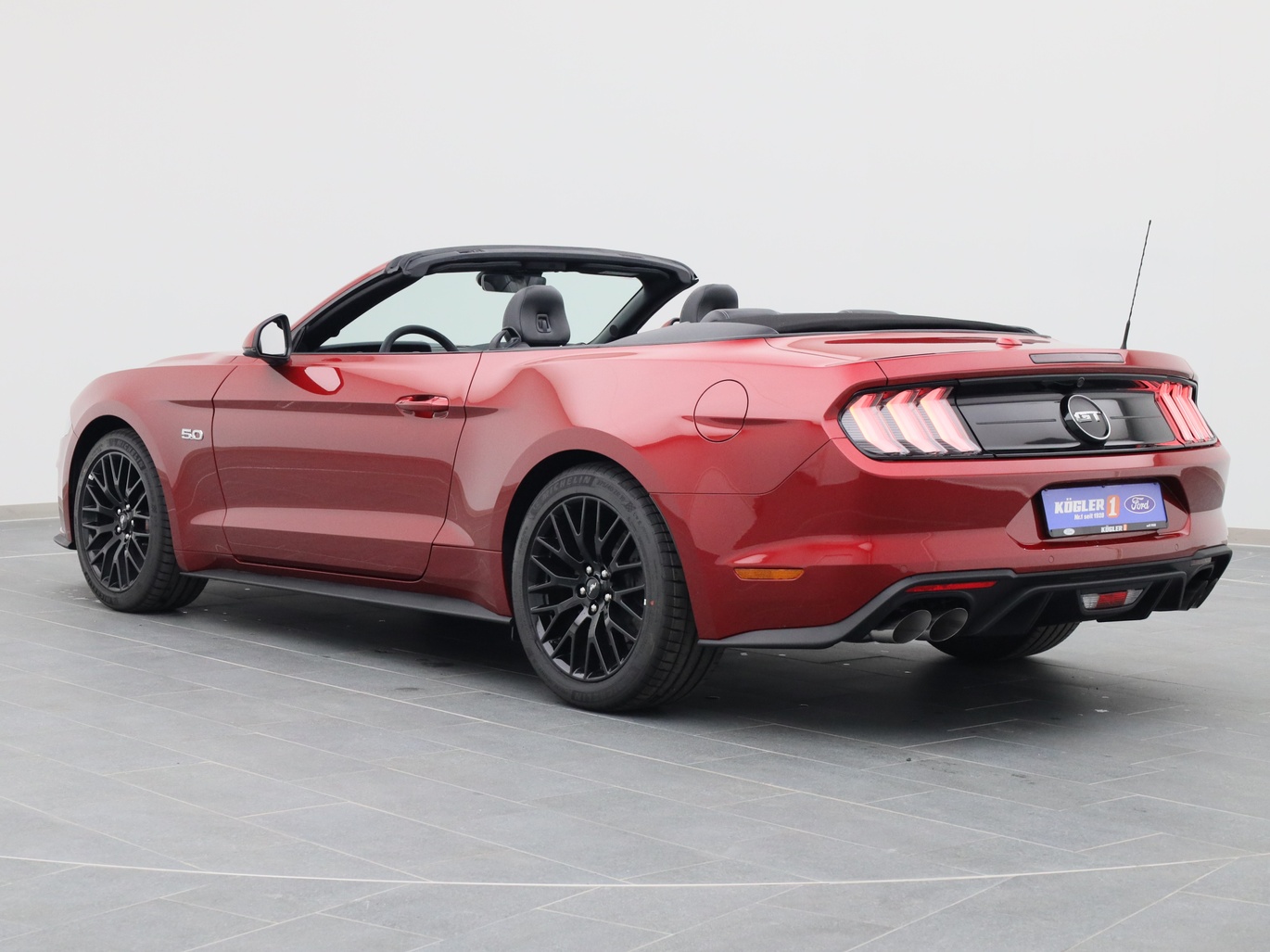  Ford Mustang GT Cabrio V8 450PS / Premium 2 in Lucid Rot 
