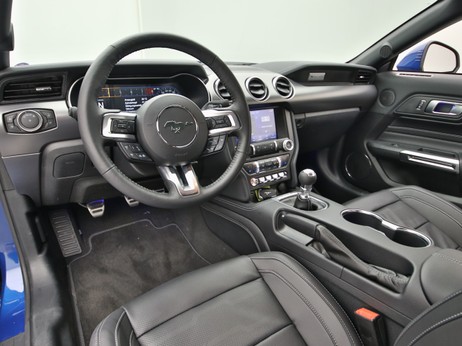 Armaturenbrett eines Ford Mustang GT Cabrio V8 450PS / Premium 2 in Atlas Blau 