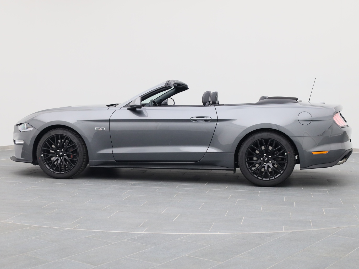  Ford Mustang GT Cabrio V8 450PS / Premium 2 in Carbonized Gray von Links