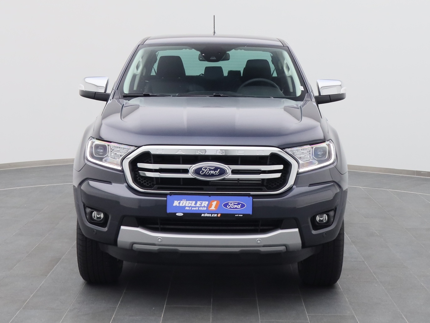Frontansicht eines Ford Ranger DoKa Limited 213PS Aut. / AHK / PDC in Sea Grey 
