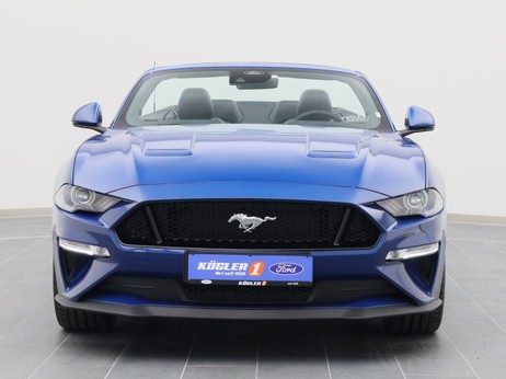 Frontansicht eines Ford Mustang GT Cabrio V8 450PS Aut. / Premium 2 in Atlas Blau 