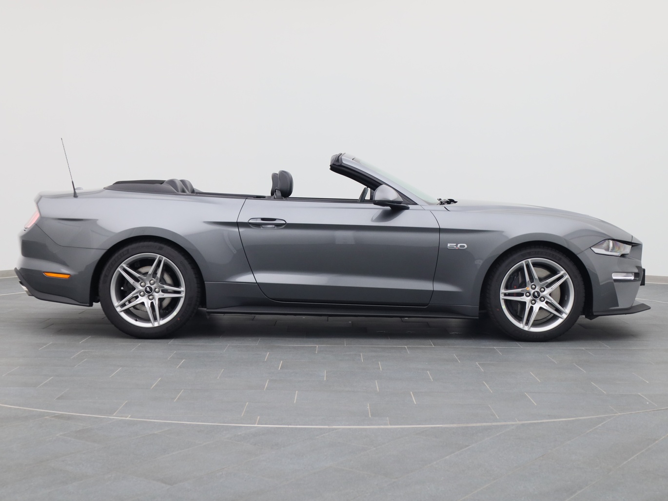  Ford Mustang GT Cabrio V8 450PS / Premium 4 / Magne in Carbonized Gray von Rechts
