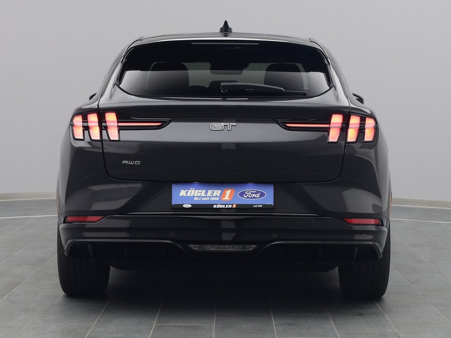 Heckansicht eines Ford Mustang Mach-E GT 487PS AWD / Panorama / ACC in Dark Matter Grey 