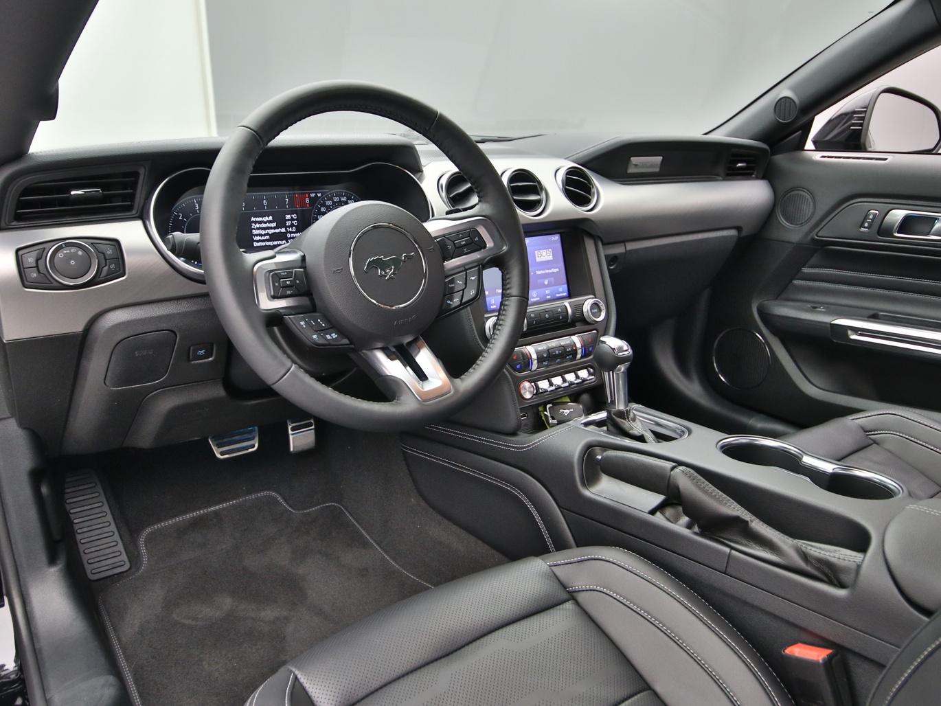 Armaturenbrett eines Ford Mustang GT Coupé V8 450PS Aut. / Premium 2 in Iridium Schwarz 