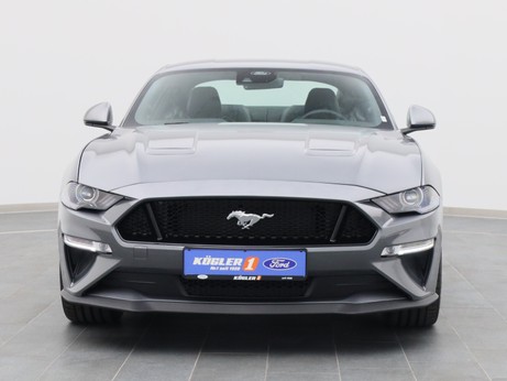 Frontansicht eines Ford Mustang GT Coupé V8 450PS / Premium 3 in Carbonized Gray 