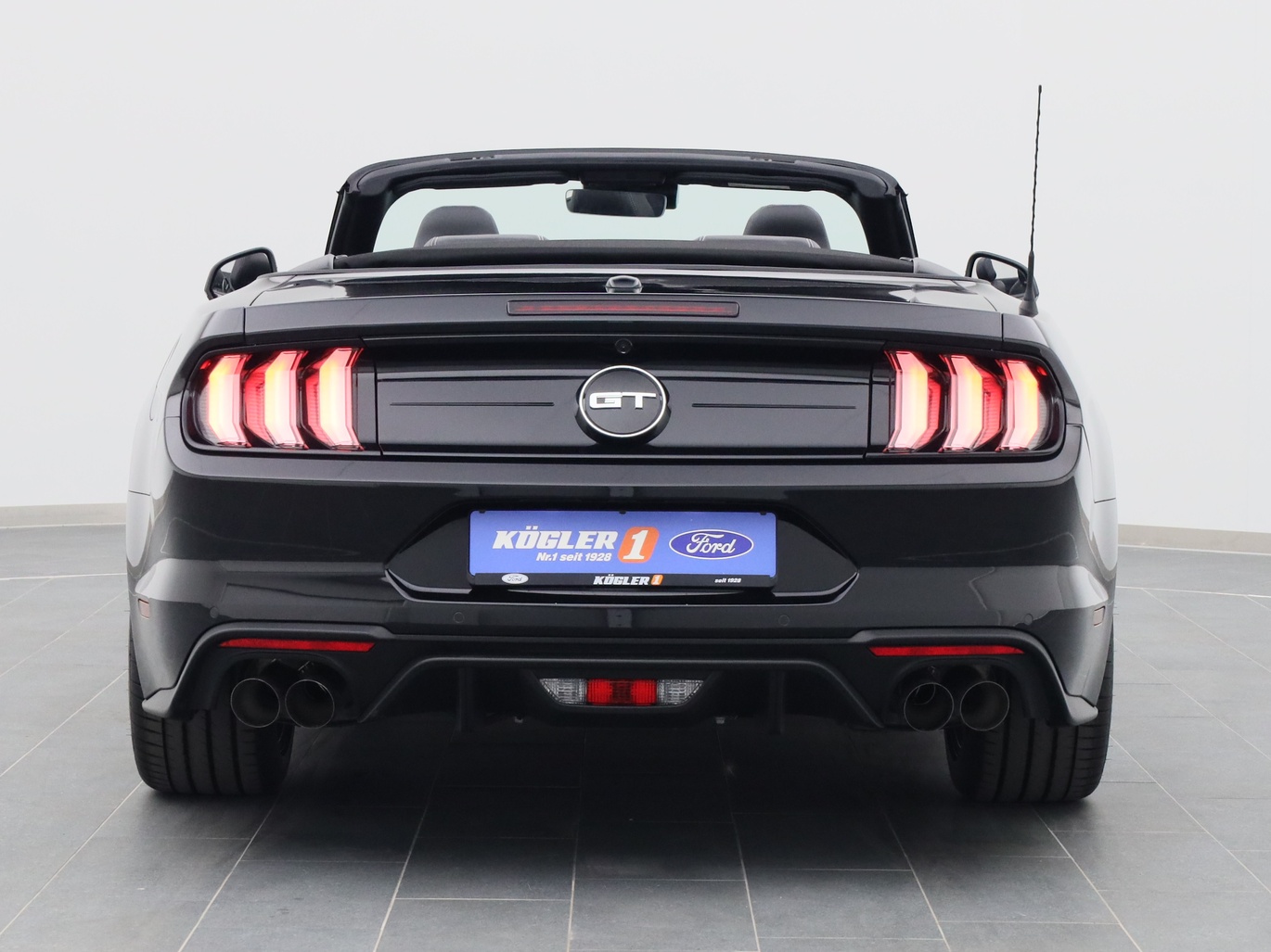 Heckansicht eines Ford Mustang GT Cabrio V8 450PS / Premium 2 in Iridium Schwarz 