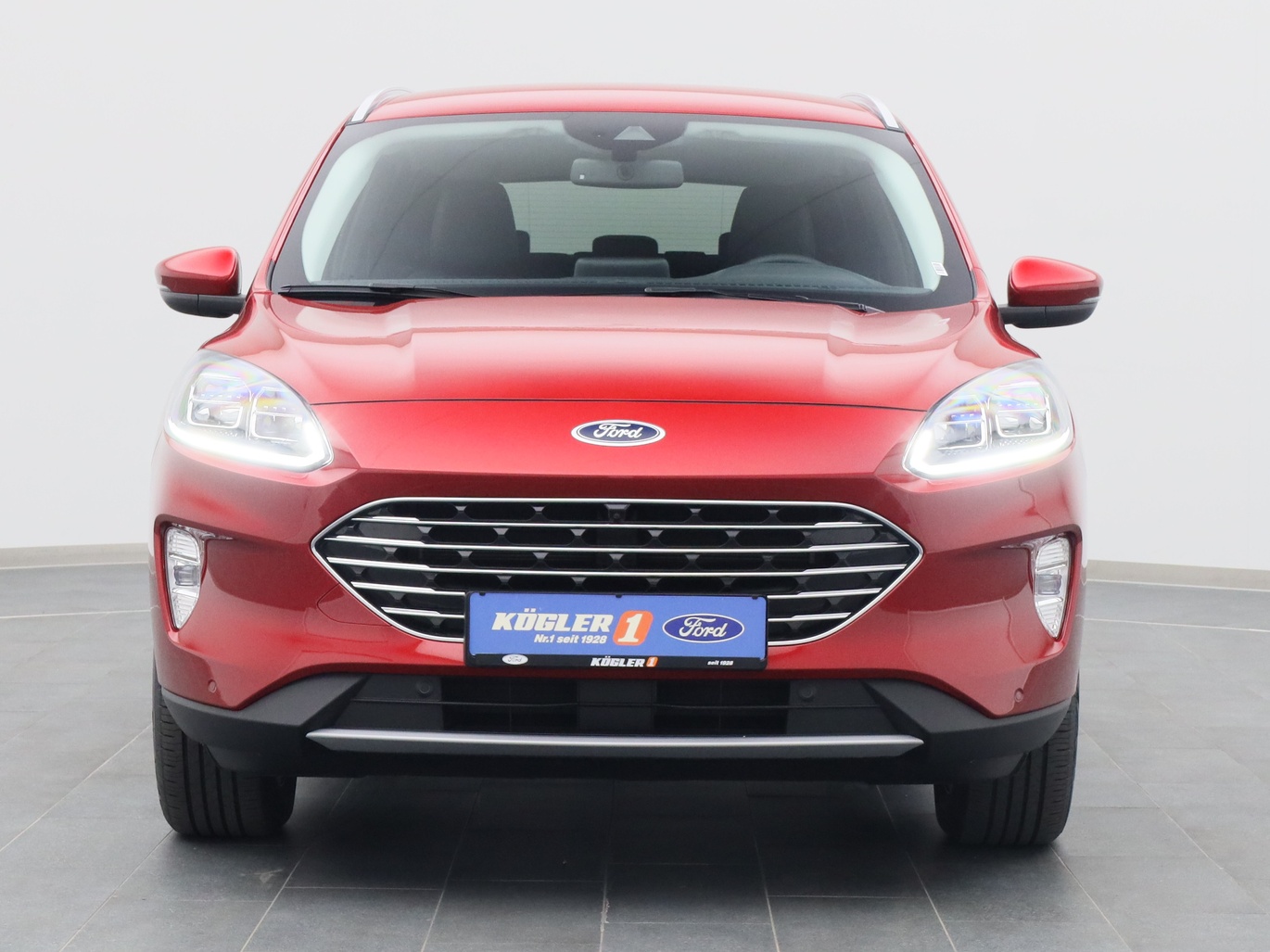 Frontansicht eines Ford Kuga Titanium X 225PS Plug-in-Hybrid Aut. in Lucid Rot 