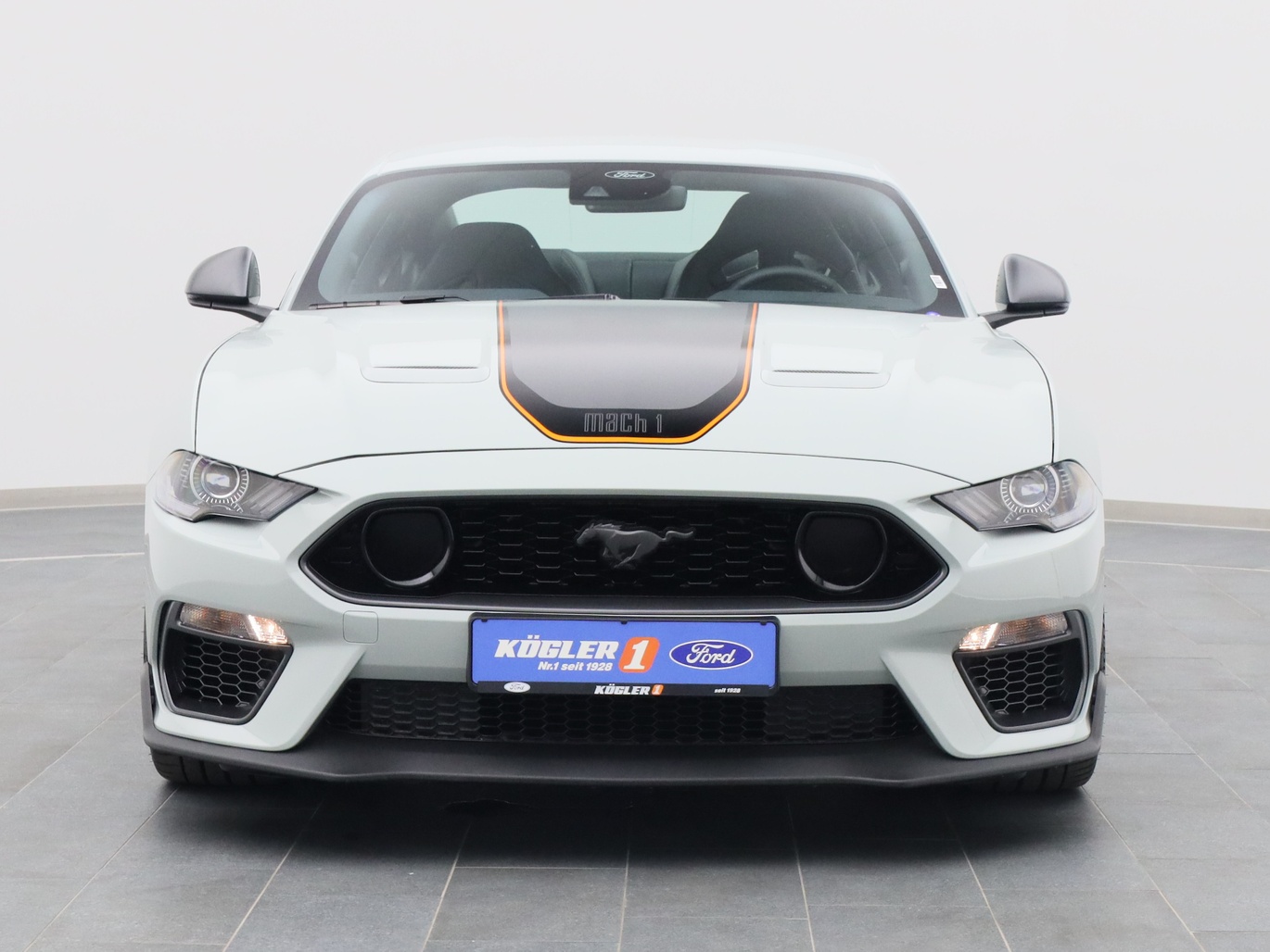 Frontansicht eines Ford Mustang Customized Mach1 750PS in Fighter Jet Gray 